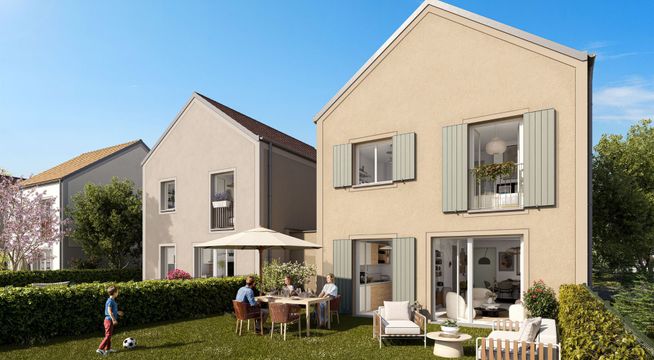 Maison moderne beige avec terrasse et jardin, deux personnes assises devant sous ciel bleu.