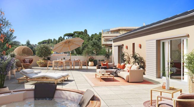 Terrasse spacieuse avec mobilier de jardin, foyer central et maison beige surplombant des collines boisées sous ciel dégagé.