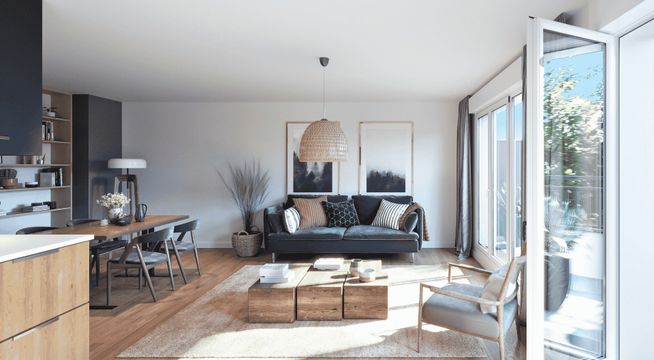 Salon moderne lumineux avec canapé gris, table basse en bois, cuisine ouverte et baies vitrées donnant sur un jardin.