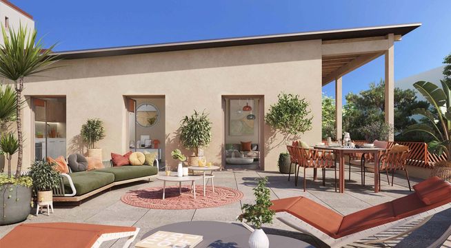 Terrasse ensoleillée avec pergola, mobilier lounge et plantes vertes sur fond de maison méditerranéenne.