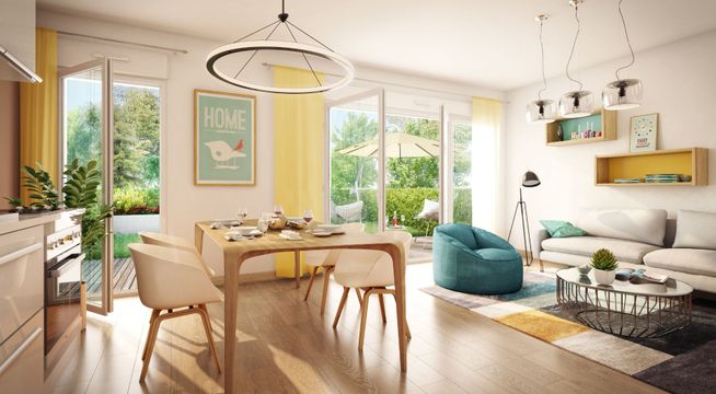 Cuisine-salle à manger moderne avec îlot central, mobilier en bois clair et grandes baies vitrées donnant sur un jardin verdoyant.