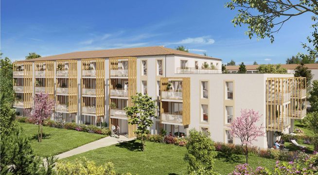 Immeuble résidentiel moderne de quatre étages avec façade jaune et rose, entouré d'espaces verts et jardins paysagés.