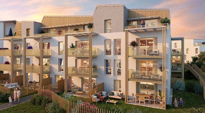 Immeuble résidentiel moderne aux façades beiges et jaunes, illuminé au coucher du soleil, avec balcons et grandes fenêtres.