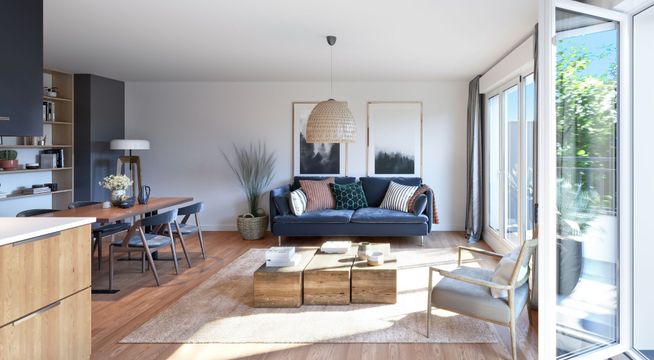 Salon moderne lumineux avec canapé bleu, table basse en bois clair et portes-fenêtres donnant sur un jardin.