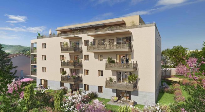 Immeuble résidentiel moderne de cinq étages avec façade beige et balcons, entouré de verdure sous ciel bleu.