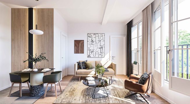 Salon moderne lumineux avec canapé gris, fauteuils en bois, grandes fenêtres et décoration minimale.
