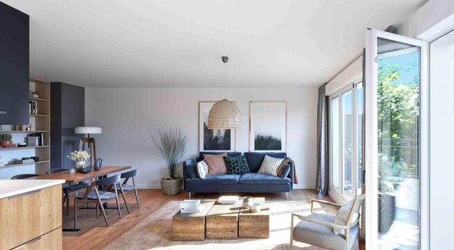 Salon lumineux avec canapé bleu, mobilier scandinave et baies vitrées donnant sur un jardin.