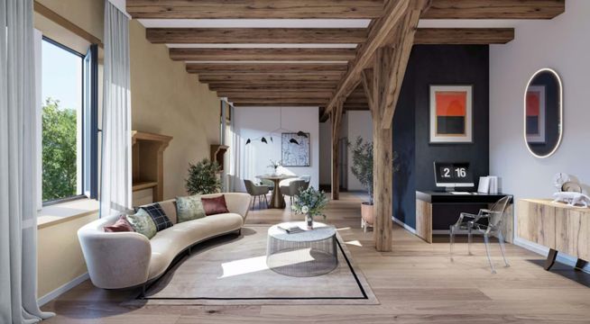 Intérieur moderne avec poutres apparentes, salon lumineux aux tons neutres, grande fenêtre et mobilier contemporain.