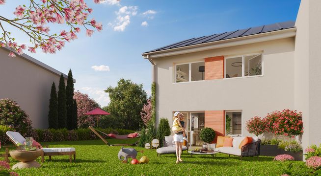 Maison de style méditerranéen avec jardin fleuri au printemps, mobilier de terrasse blanc visible.