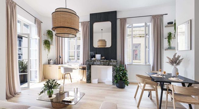 Intérieur lumineux avec cuisine ouverte, mobilier scandinave et grandes fenêtres.