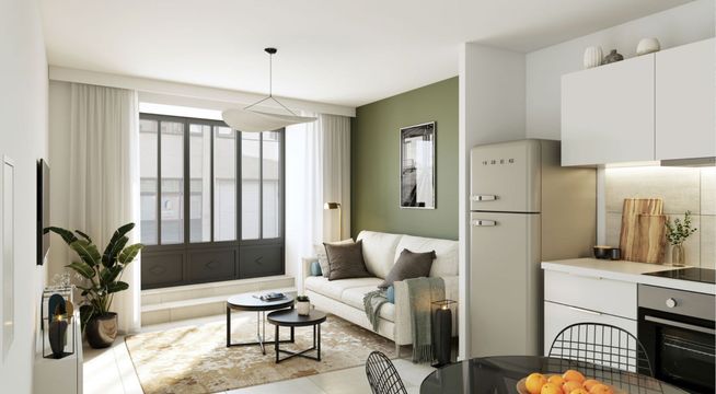 Studio moderne avec cuisine ouverte, canapé gris, plantes vertes et portes-fenêtres donnant sur balcon.