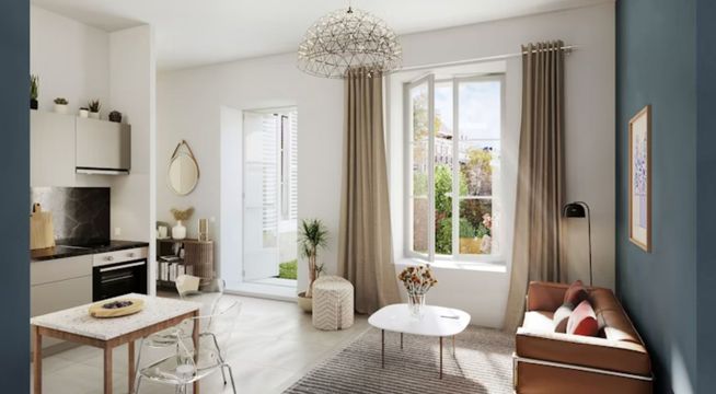 Chambre élégante avec lit blanc, bureau près de la fenêtre et fauteuil marron, décorée dans les tons neutres et beige.
