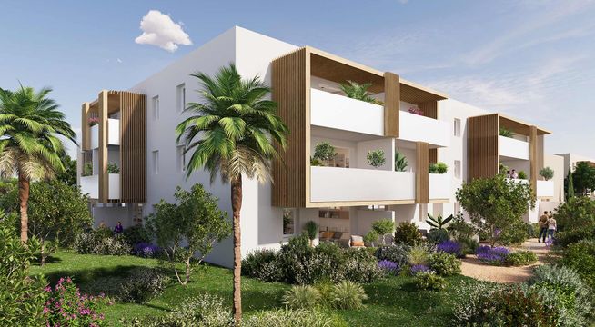 Immeuble résidentiel moderne avec balcons, entouré de palmiers et verdure sous ciel bleu.