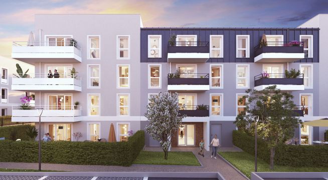 Immeuble résidentiel moderne aux façades blanches, illuminé au crépuscule, avec végétation en façade.