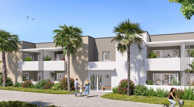 Résidence moderne avec façade blanche, palmiers et entrée principale, sous ciel bleu dégagé.