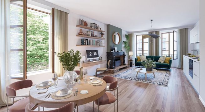 Salon lumineux avec table à manger en bois clair, bibliothèques intégrées, cheminée et grandes fenêtres donnant sur la verdure.