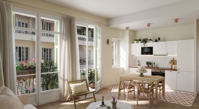 Intérieur lumineux avec bibliothèque vitrée, coin salon et cuisine ouverte, mobilier bois naturel et murs beige clair.