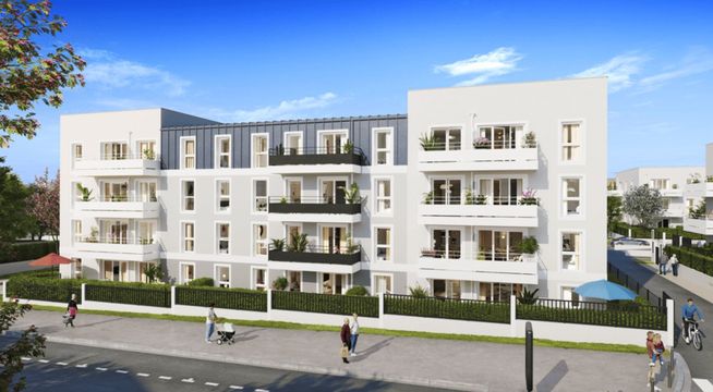 Immeuble résidentiel moderne de quatre étages en béton blanc avec balcons, sous un ciel bleu dégagé.