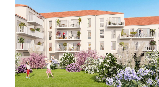 Immeuble résidentiel moderne avec façade blanche, toitures tuiles rouges, et jardin fleuri aux fleurs roses et blanches en premier plan.