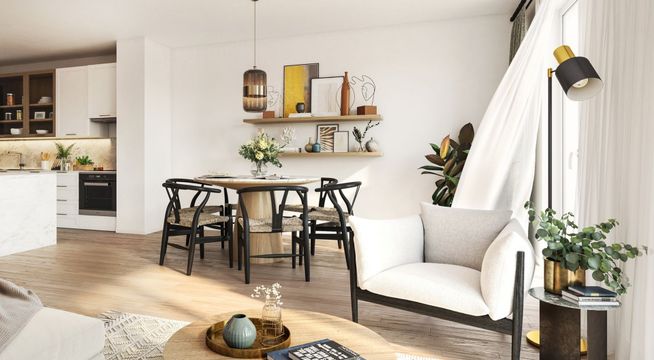 Intérieur scandinave avec table à manger en bois, chaises noires et plantes vertes près d'une fenêtre ensoleillée.