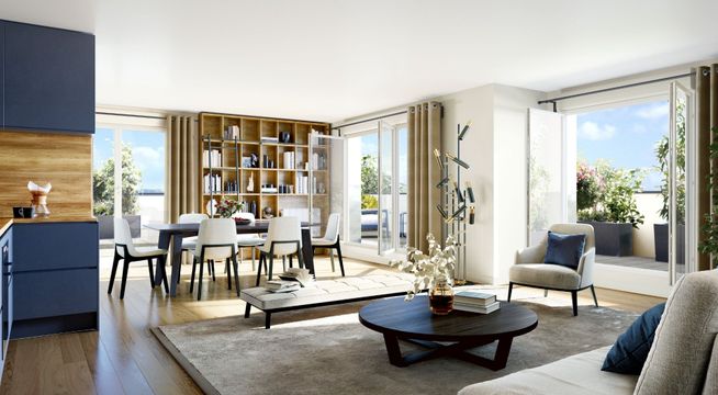 Salon moderne avec mobilier contemporain, baies vitrées, vue sur terrasse ensoleillée et cuisine ouverte au fond.