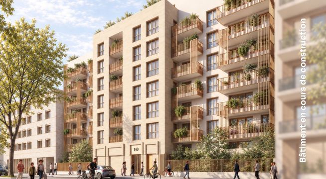 Immeubles résidentiels modernes en façade beige avec balcons verdoyants et arbres en façade.