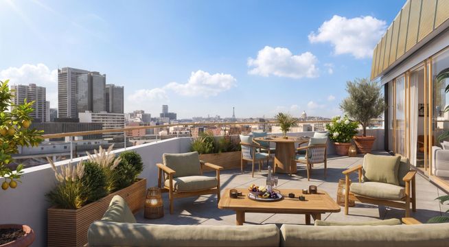 Terrasse ensoleillée avec mobilier jaune surplombant une ville moderne sous ciel bleu.