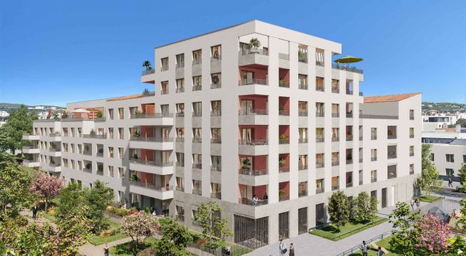 Immeuble résidentiel moderne beige de six étages avec balcons, entouré d'arbres verts sous ciel bleu dégagé.