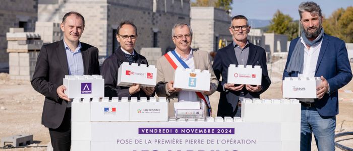 Pose de la première pierre les Jardins de la Marinière