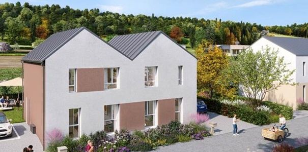 Maison moderne blanche avec toit gris, jardin paysagé et allée pavée.