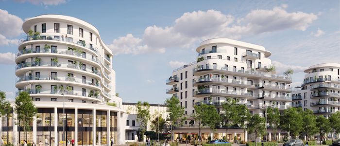 Trois immeubles modernes aux façades blanches et arrondies bordent une place publique avec arbres et espaces verts, sous un ciel bleu nuageux.
