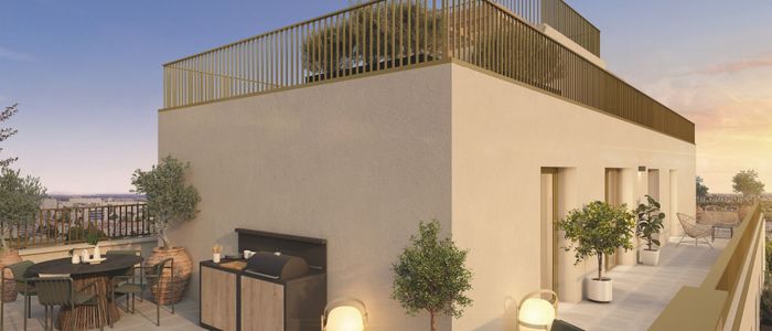 Bâtiment moderne avec terrasse ensoleillée, mobilier contemporain et plantes vertes en pot.